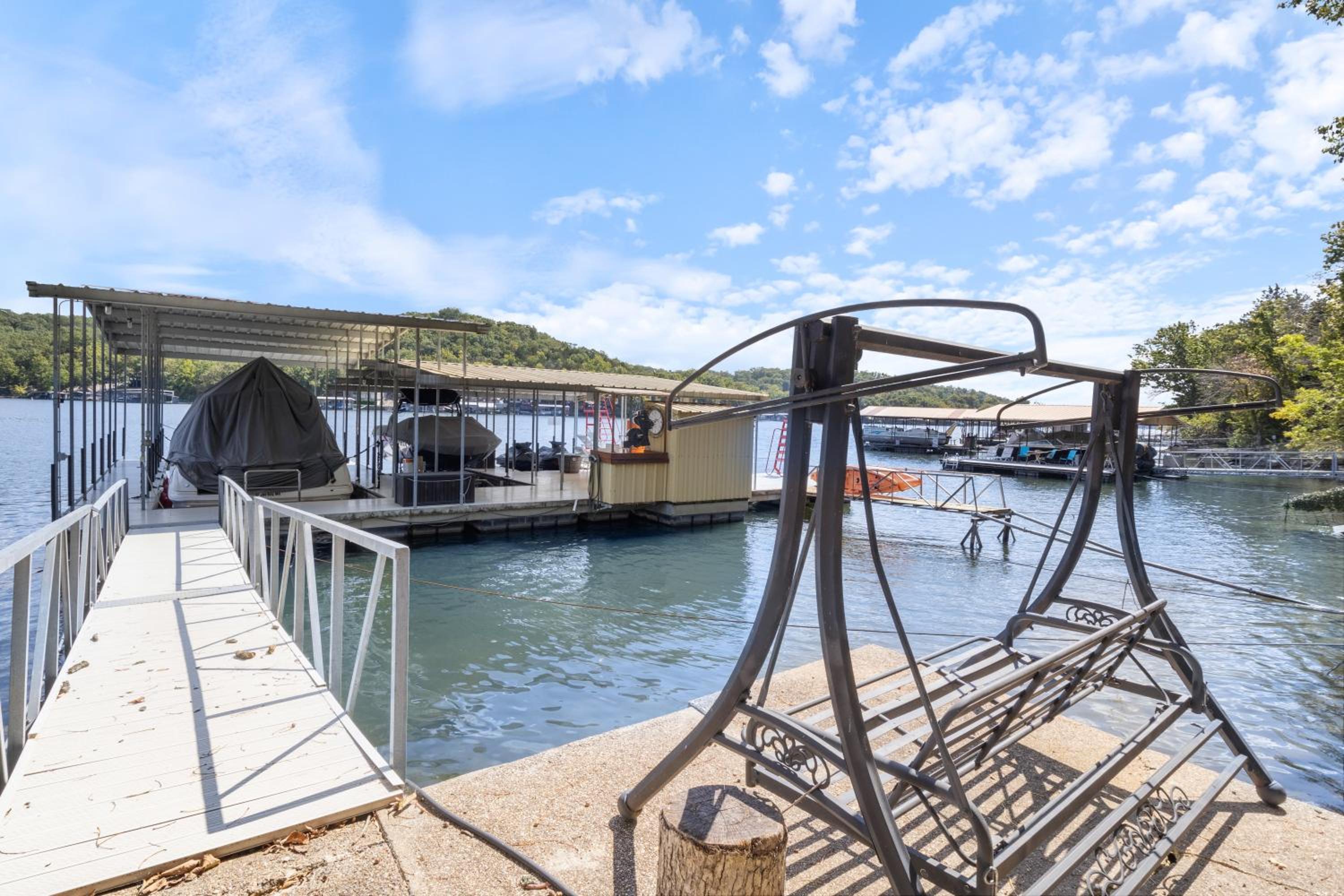 Spacious, Quiet & Great Cove, Nearby Attractions, Private Dock, Fireplace, Expansive Deck