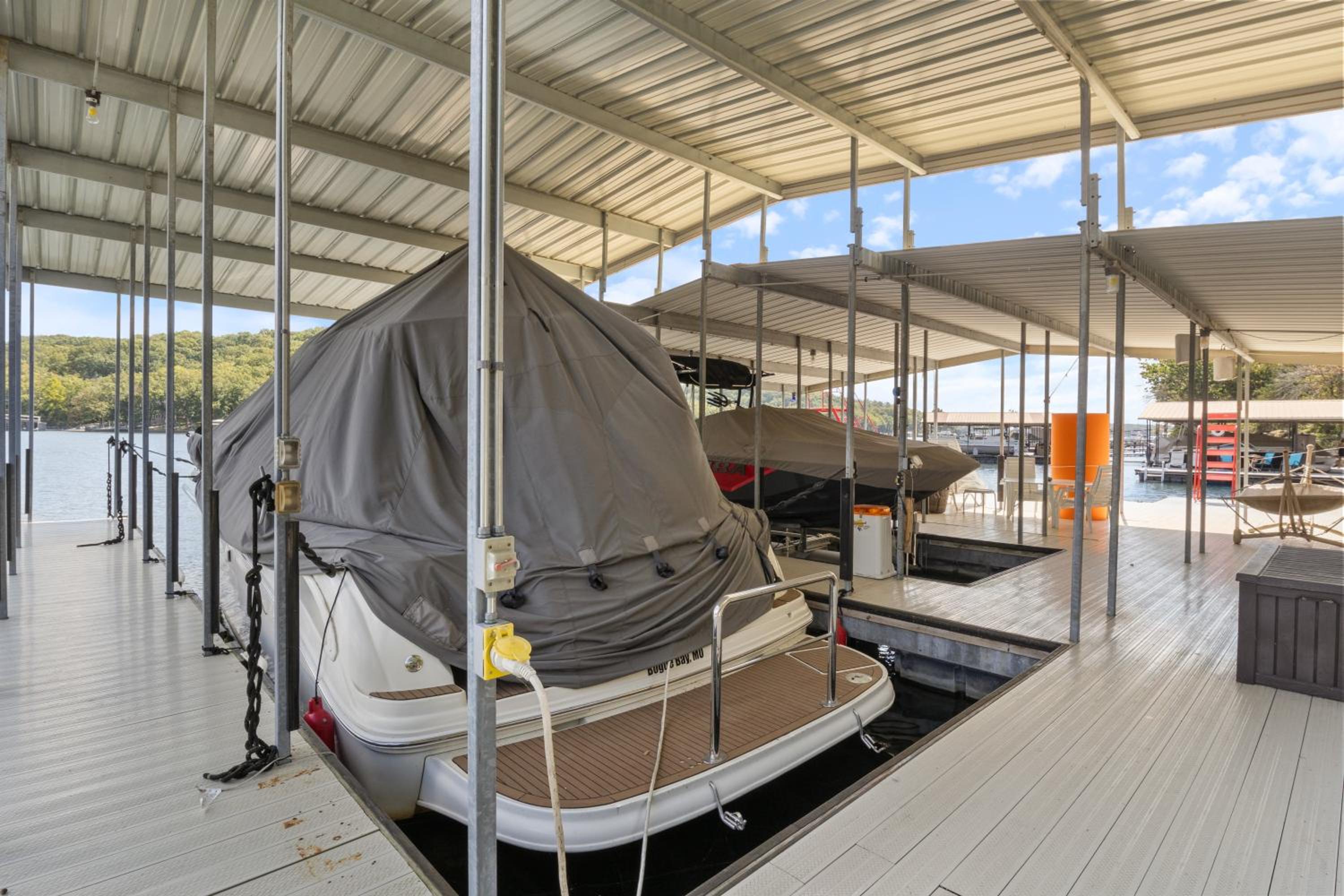 Spacious, Quiet & Great Cove, Nearby Attractions, Private Dock, Fireplace, Expansive Deck