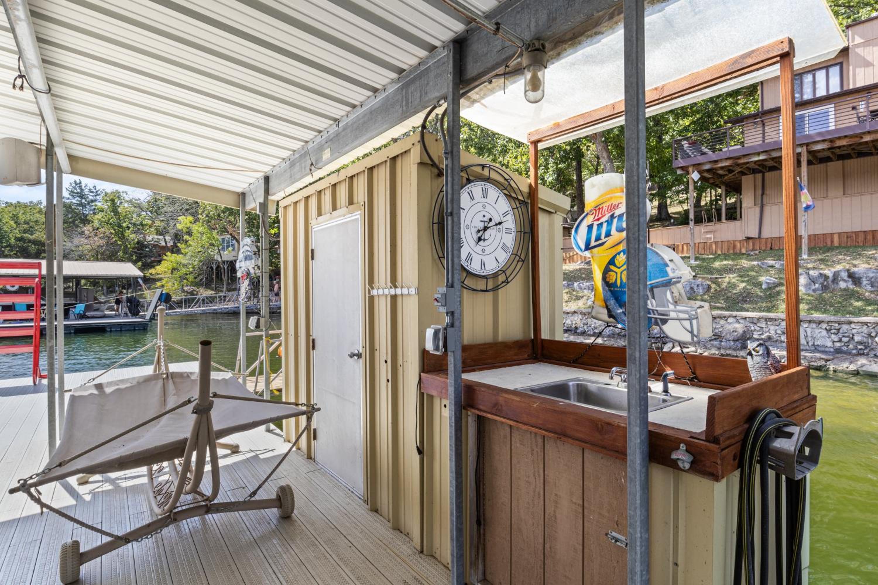 Spacious, Quiet & Great Cove, Nearby Attractions, Private Dock, Fireplace, Expansive Deck