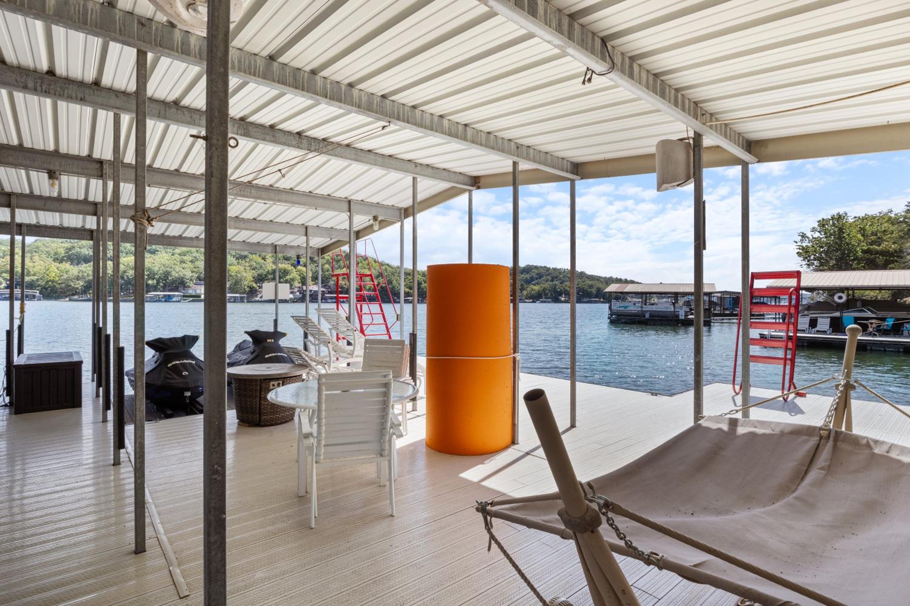 Spacious, Quiet & Great Cove, Nearby Attractions, Private Dock, Fireplace, Expansive Deck