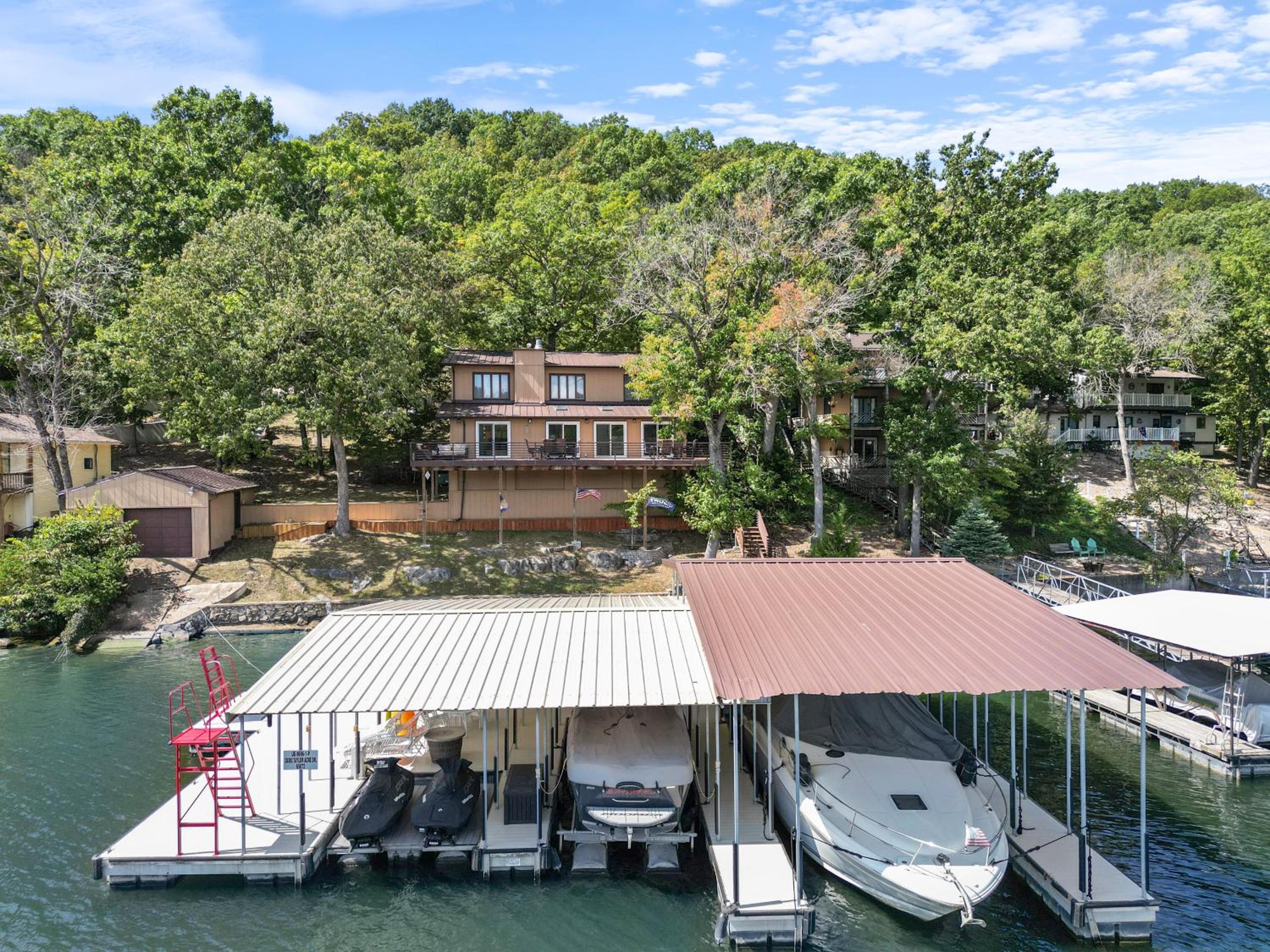 Spacious, Quiet & Great Cove, Nearby Attractions, Private Dock, Fireplace, Expansive Deck