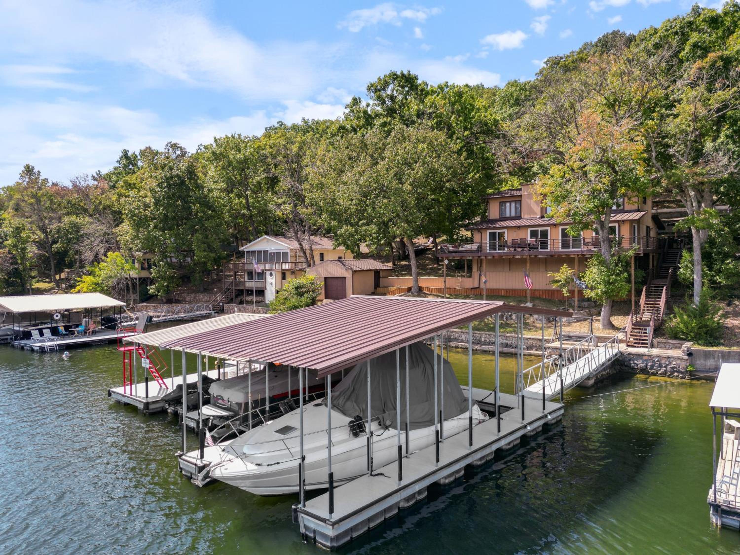 Spacious, Quiet & Great Cove, Nearby Attractions, Private Dock, Fireplace, Expansive Deck