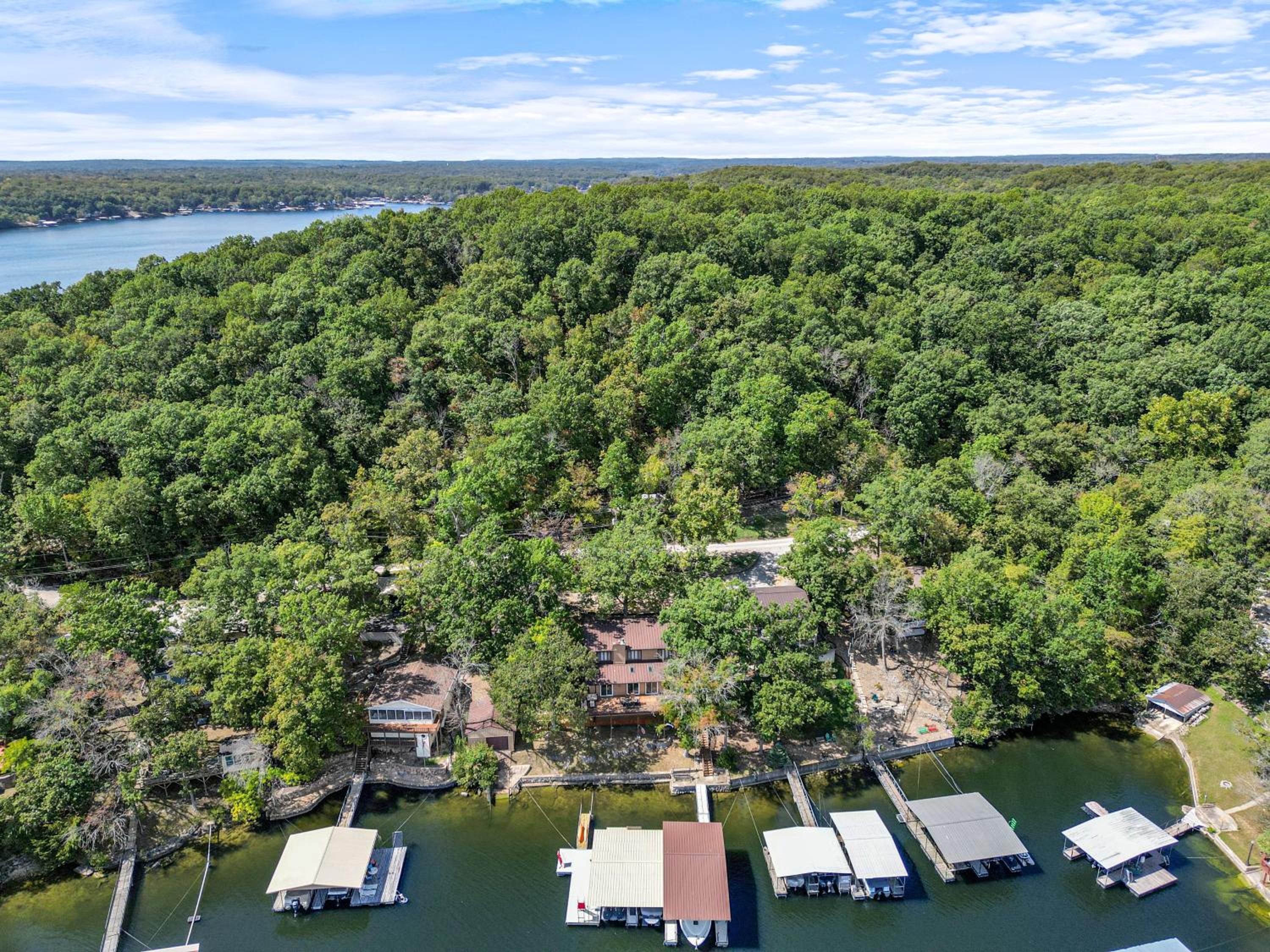 Spacious, Quiet & Great Cove, Nearby Attractions, Private Dock, Fireplace, Expansive Deck
