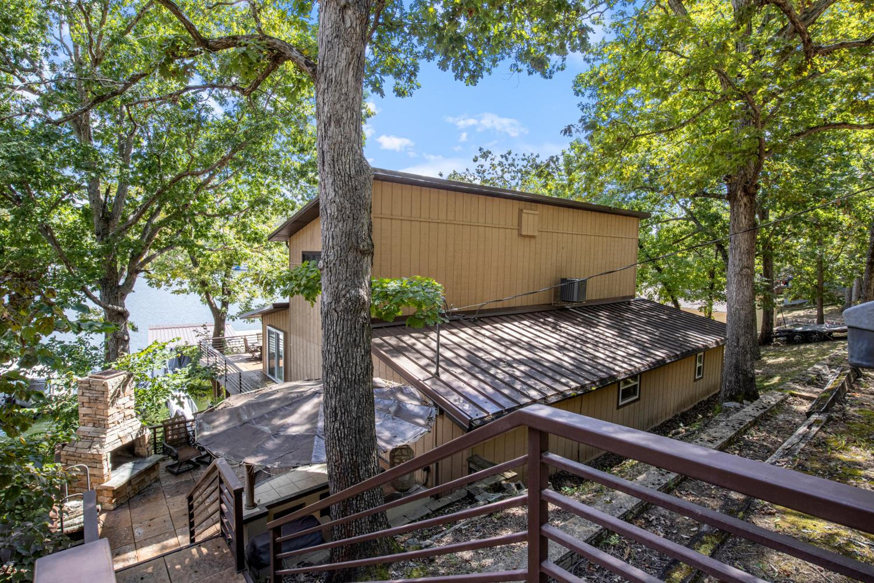 Spacious, Quiet & Great Cove, Nearby Attractions, Private Dock, Fireplace, Expansive Deck
