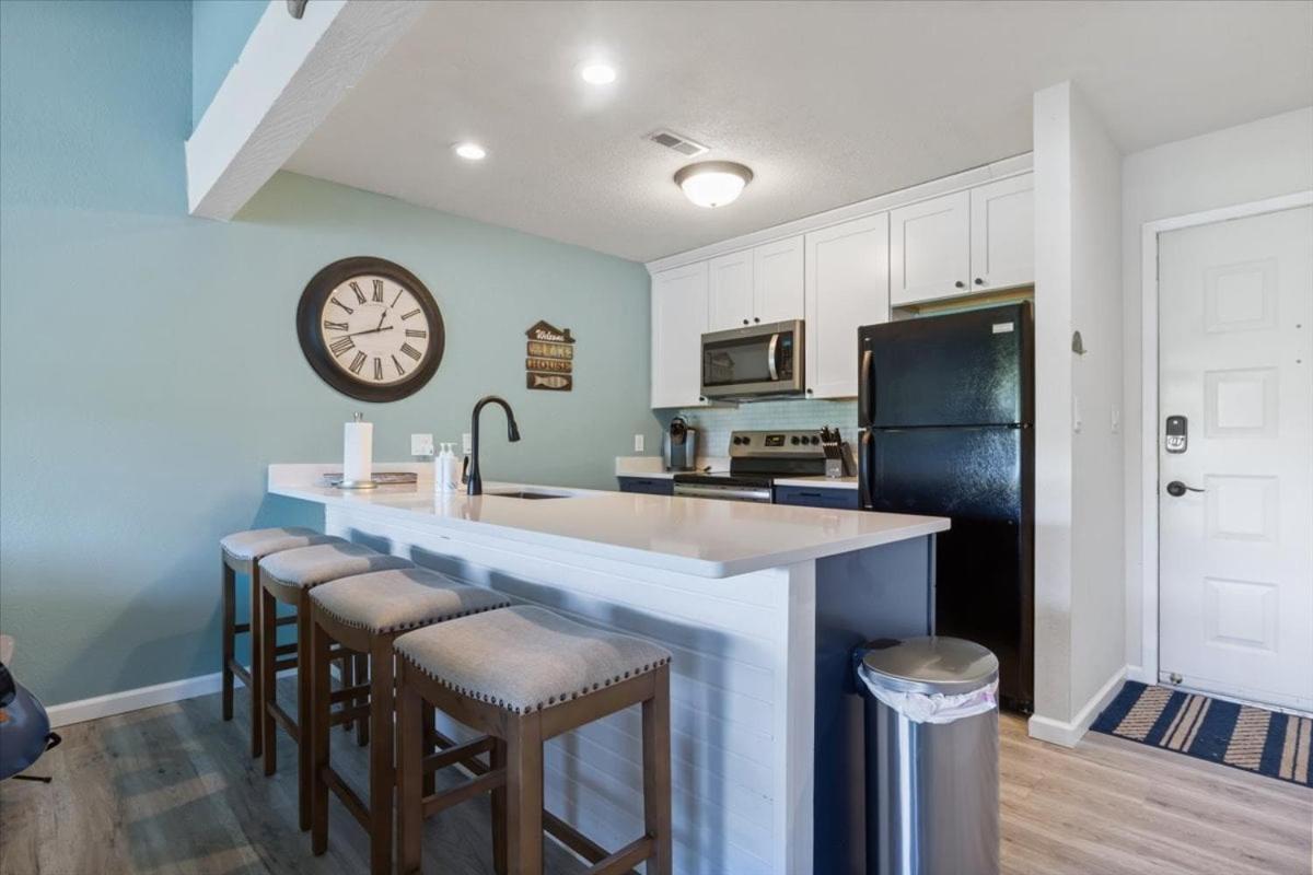 Lake Views, Lakefront Pool, Great Location!