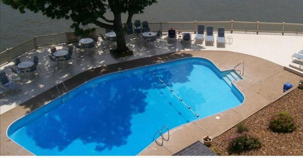 Lake Views, Lakefront Pool, Great Location!