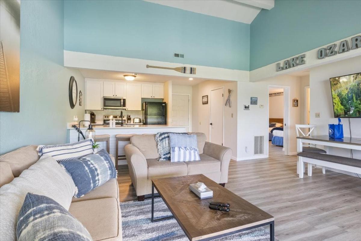 Lake Views, Lakefront Pool, Great Location!