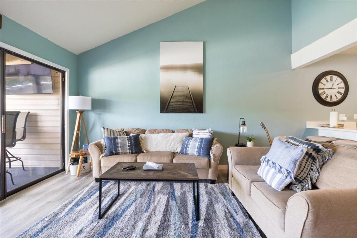 Lake Views, Lakefront Pool, Great Location!