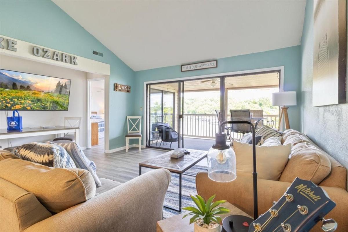 Lake Views, Lakefront Pool, Great Location!