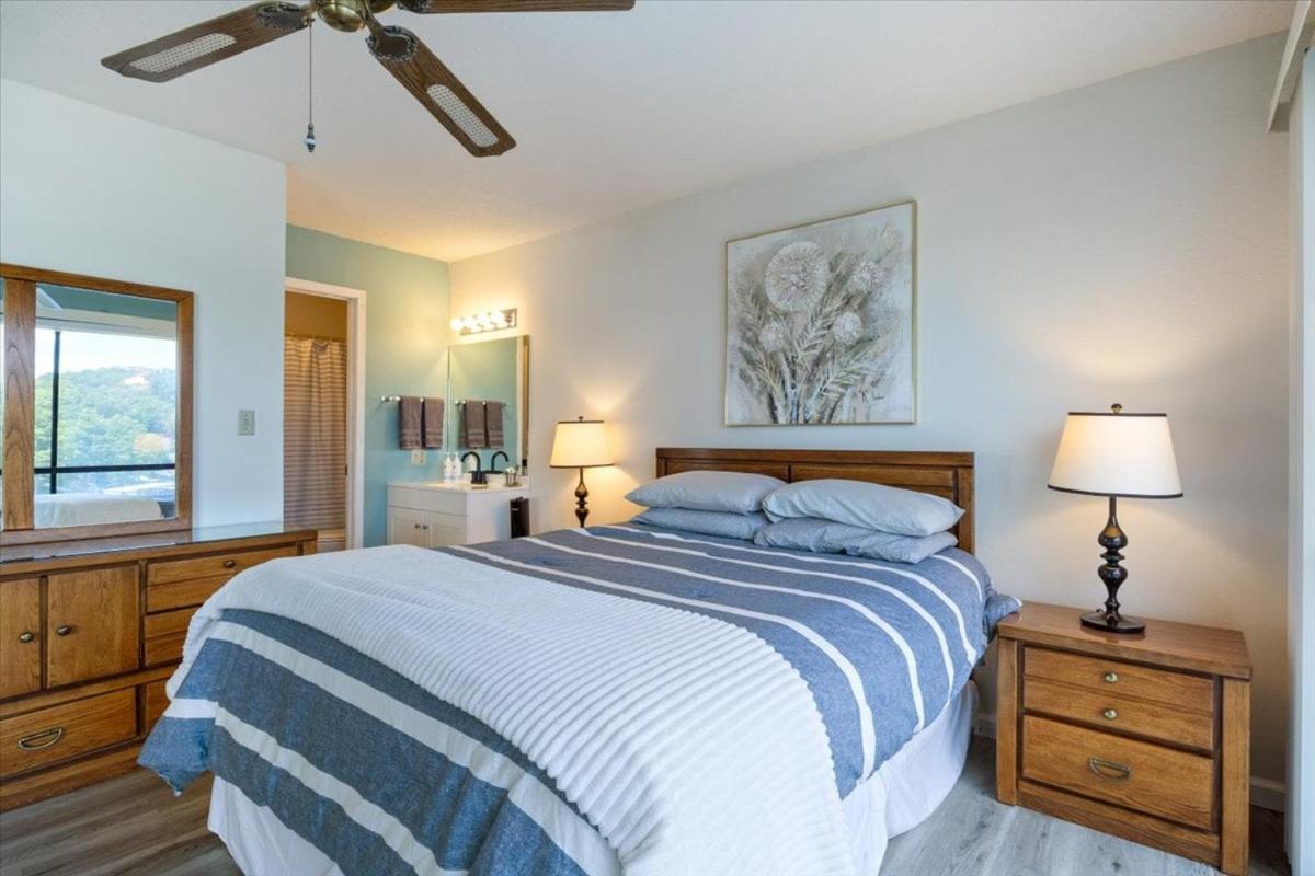 Lake Views, Lakefront Pool, Great Location!