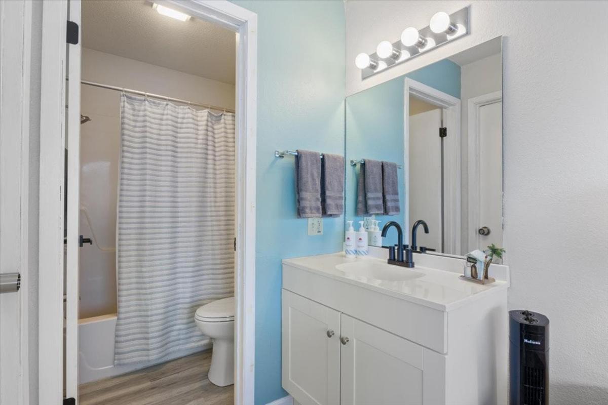 Lake Views, Lakefront Pool, Great Location!