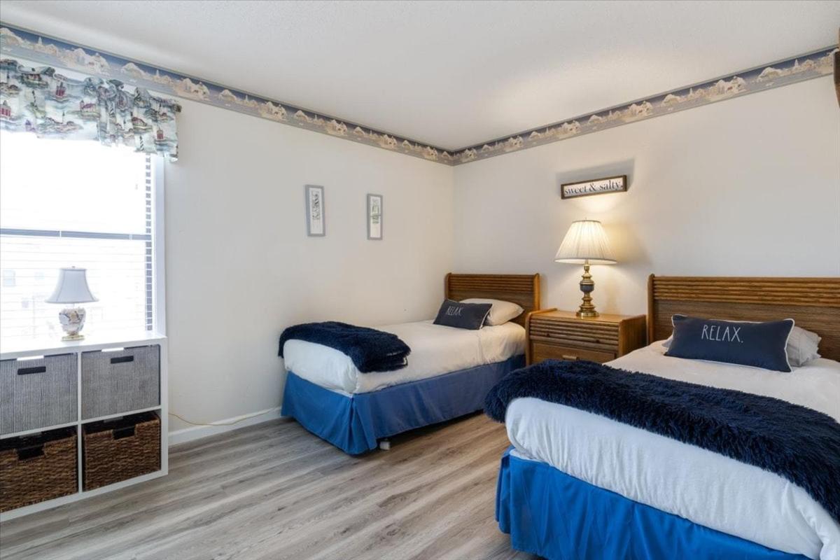 Lake Views, Lakefront Pool, Great Location!