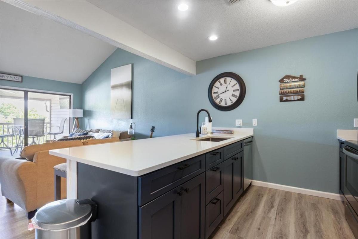 Lake Views, Lakefront Pool, Great Location!