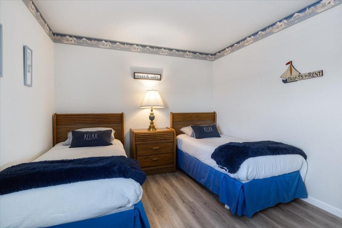 Lake Views, Lakefront Pool, Great Location!