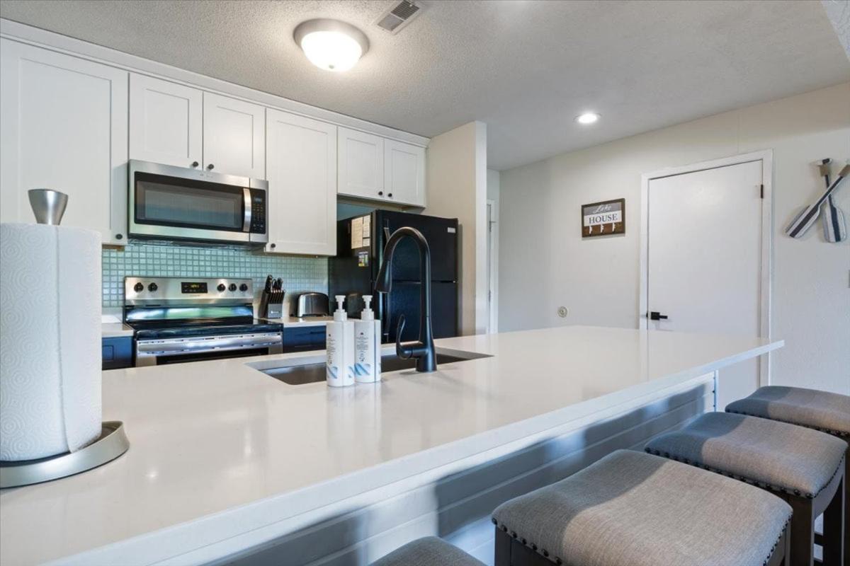 Lake Views, Lakefront Pool, Great Location!