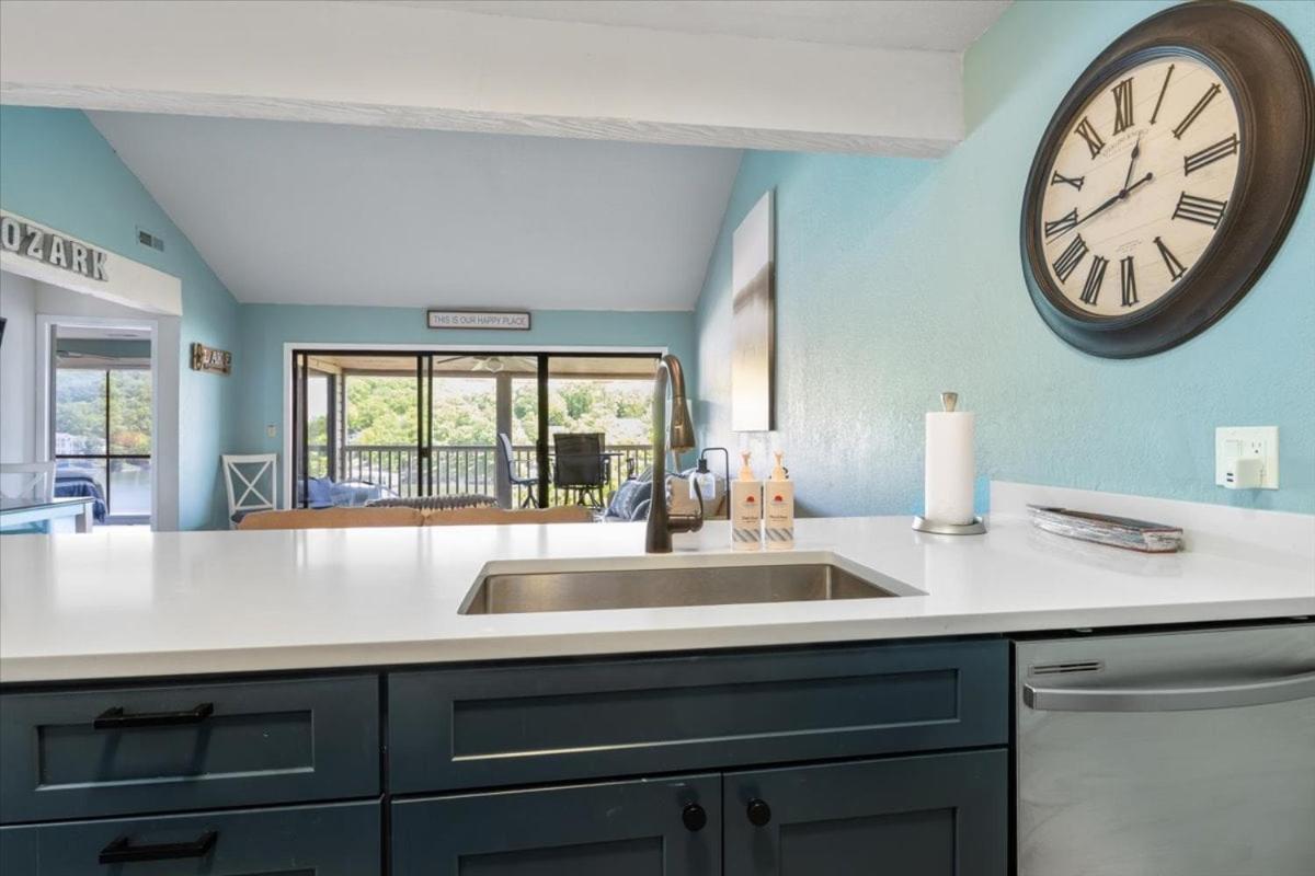 Lake Views, Lakefront Pool, Great Location!