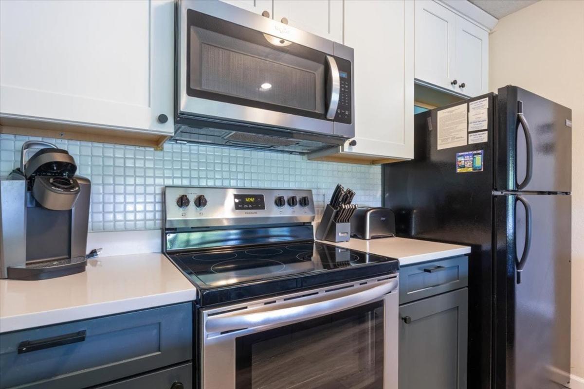 Lake Views, Lakefront Pool, Great Location!