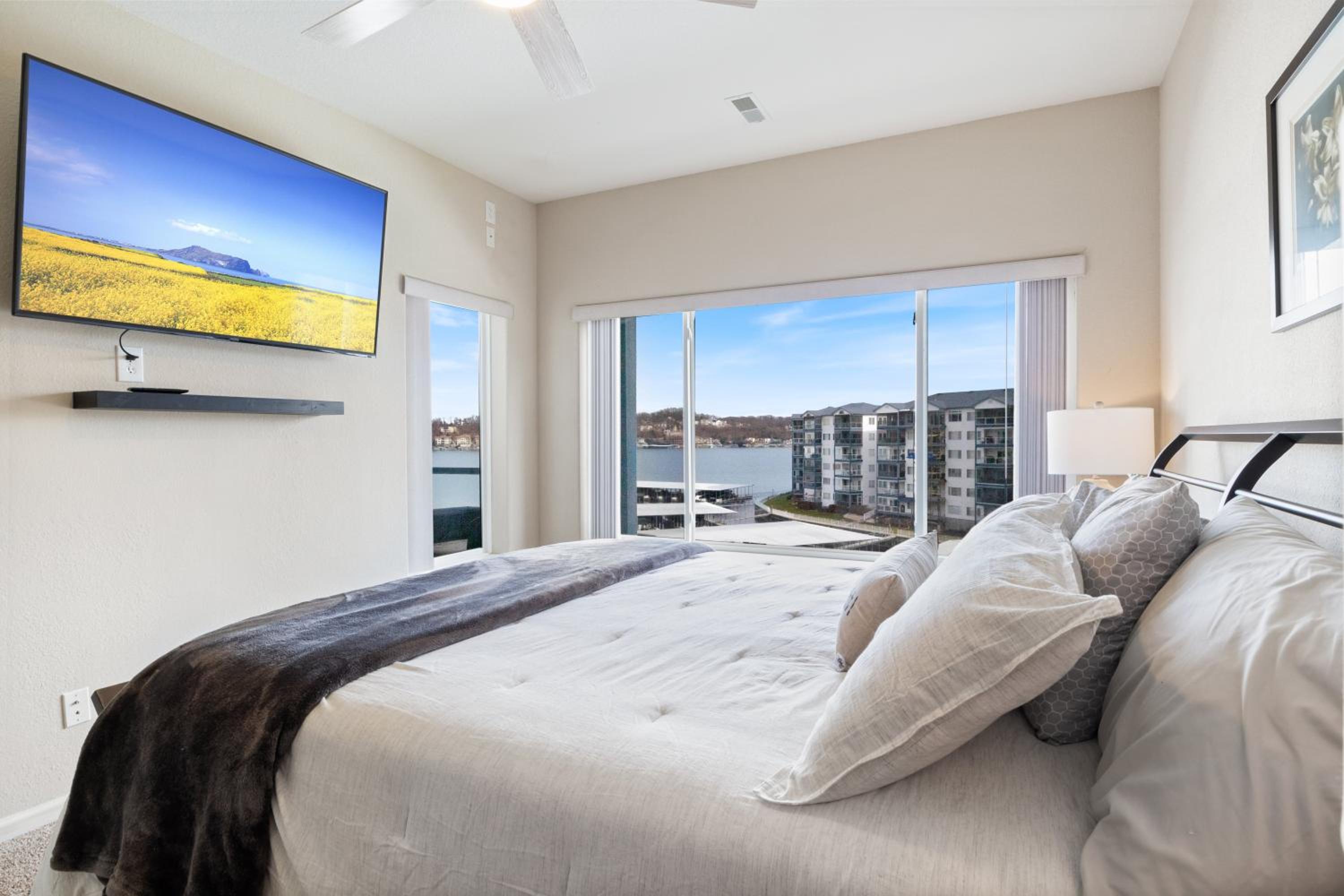 Serene Lake View and Easy Access to Local Delights