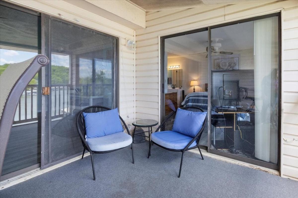 Lake Views, Lakefront Pool, Great Location!