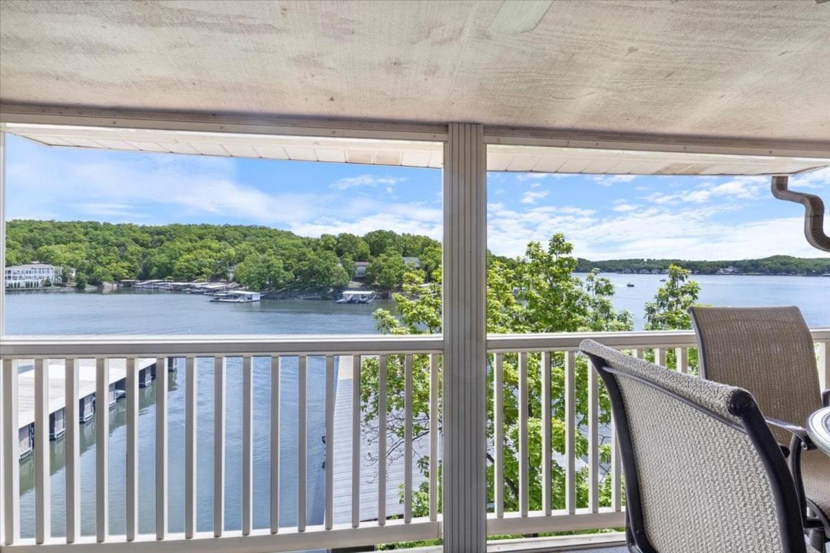 Lake Views, Lakefront Pool, Great Location!