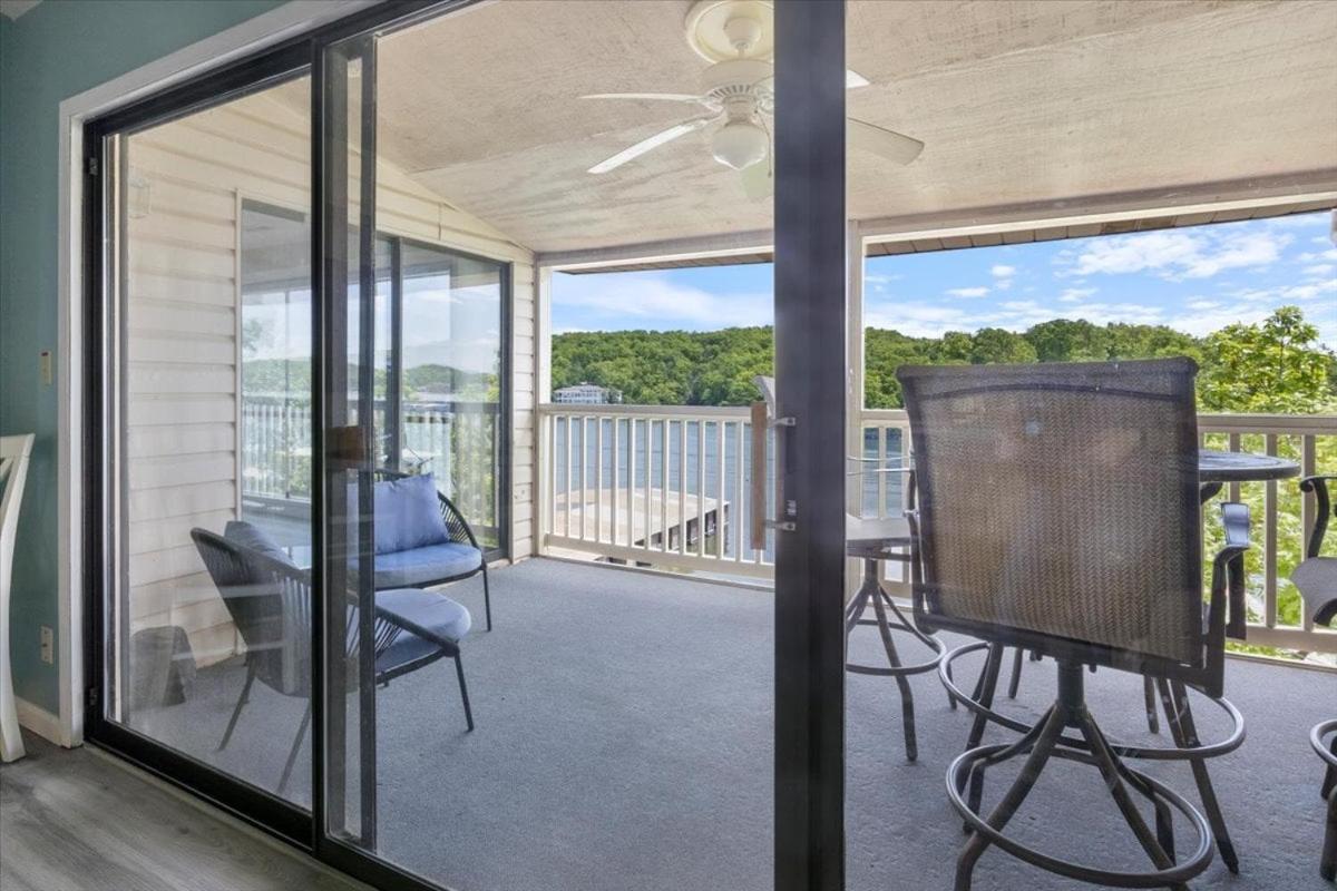 Lake Views, Lakefront Pool, Great Location!
