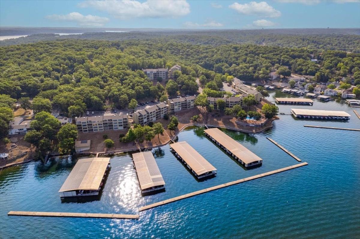 Lake Views, Lakefront Pool, Great Location!