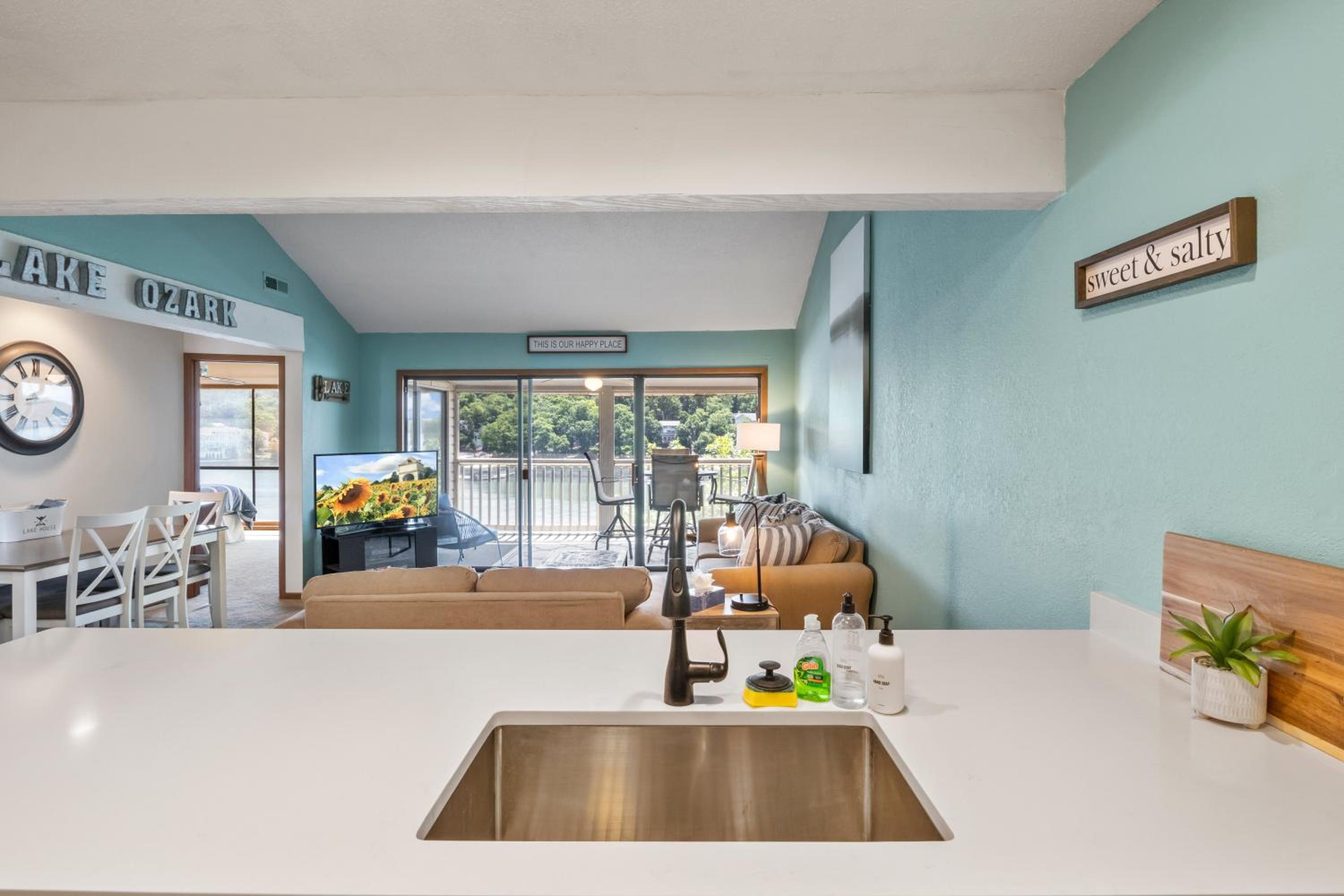 Lake Views, Lakefront Pool, Great Location!