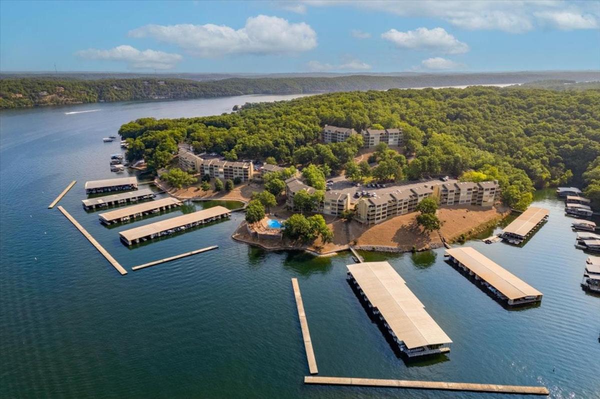 Lake Views, Lakefront Pool, Great Location!