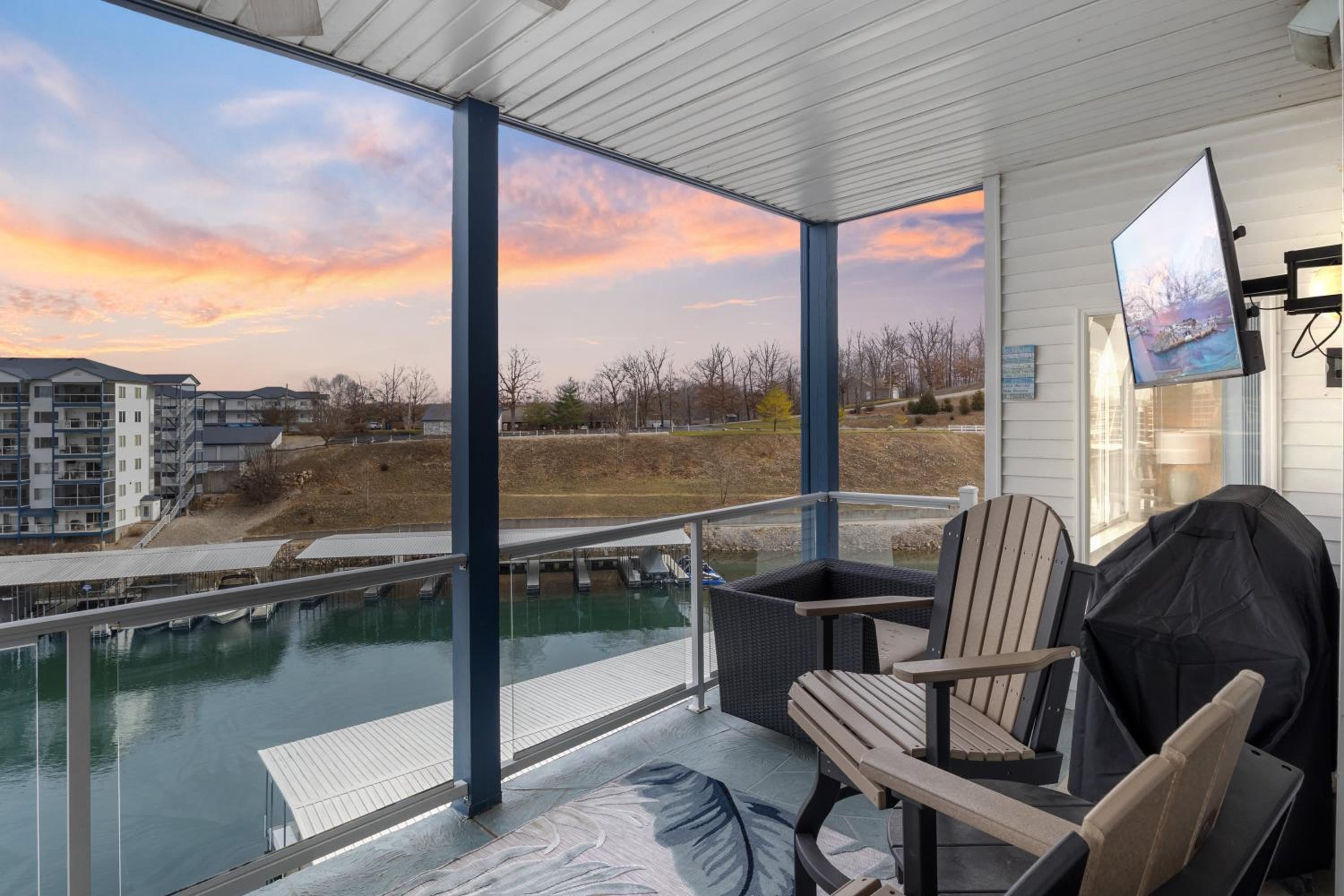 Serene Lake View and Easy Access to Local Delights