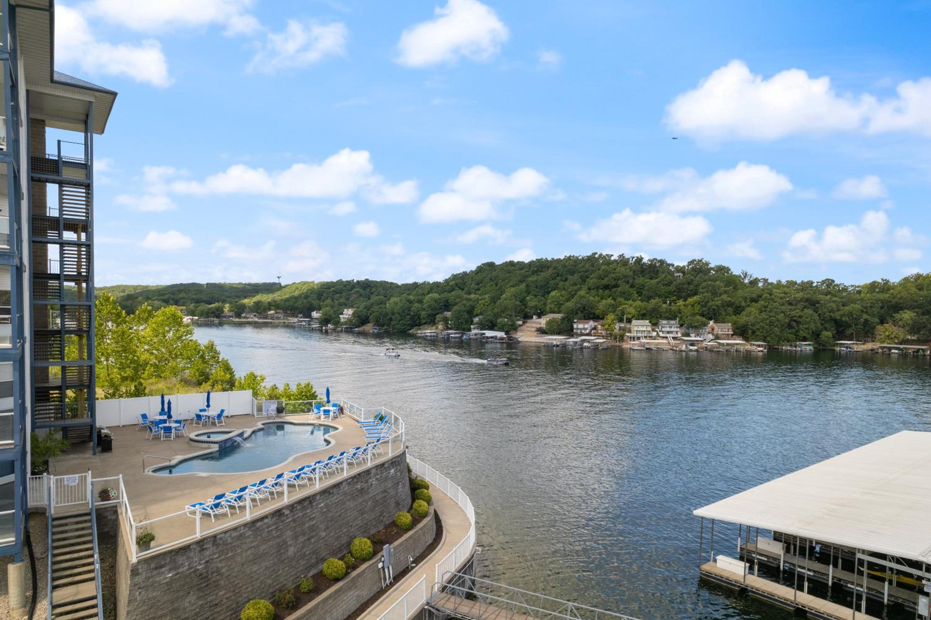 Serene Lake View and Easy Access to Local Delights