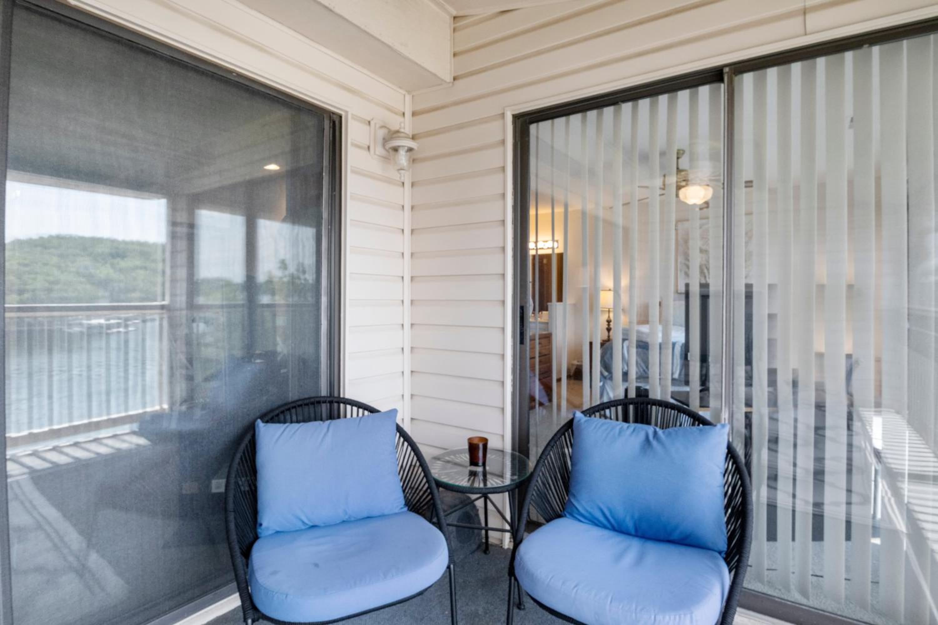 Lake Views, Lakefront Pool, Great Location!