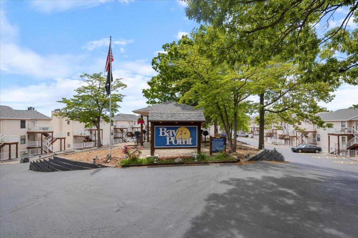 Lake Views, Lakefront Pool, Great Location!