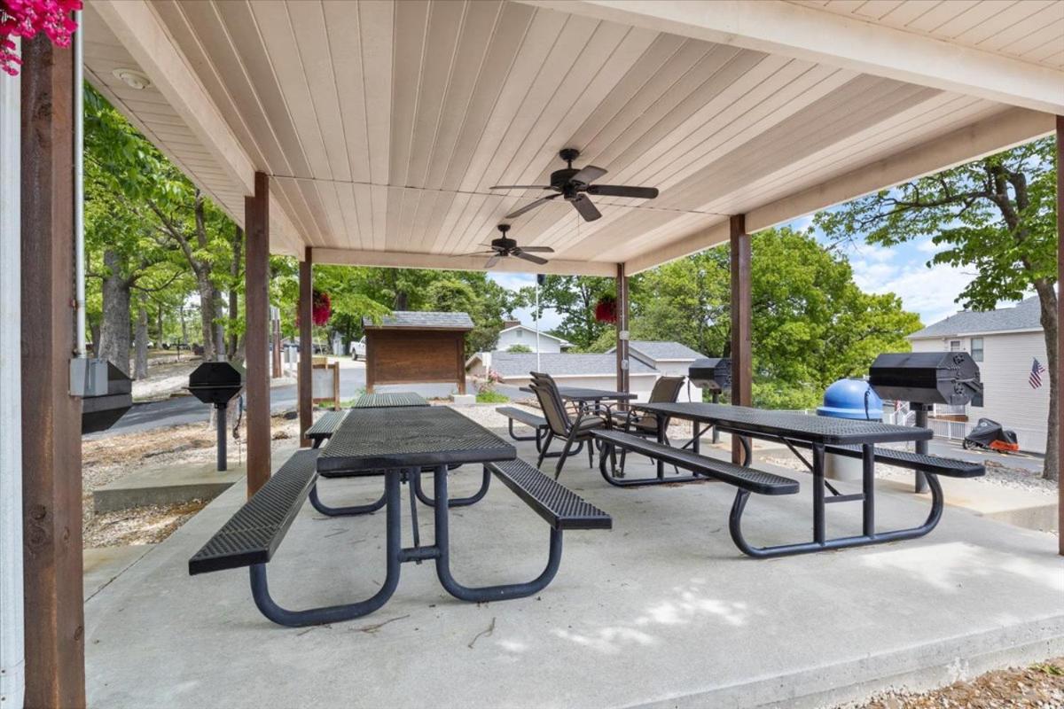 Lake Views, Lakefront Pool, Great Location!