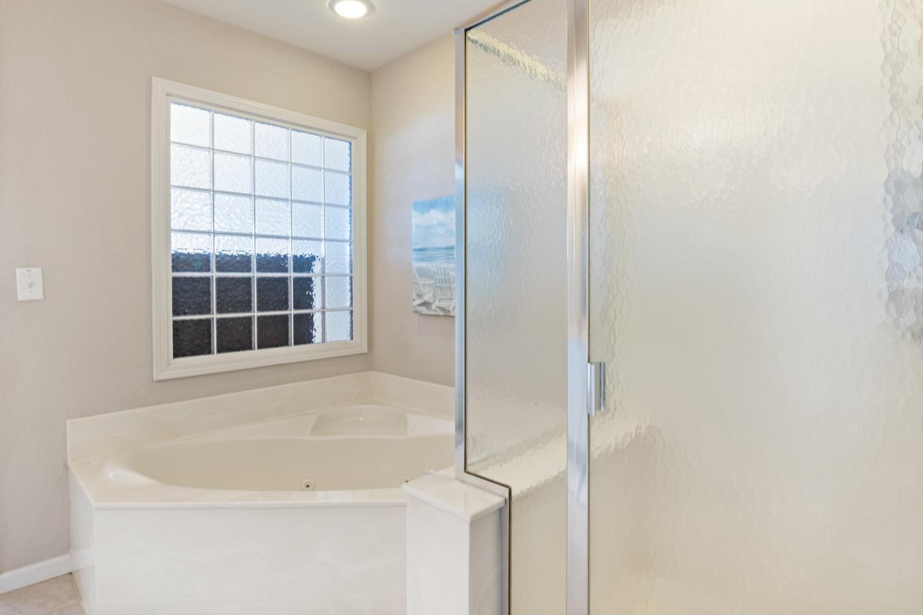 Serene Lake View and Easy Access to Local Delights