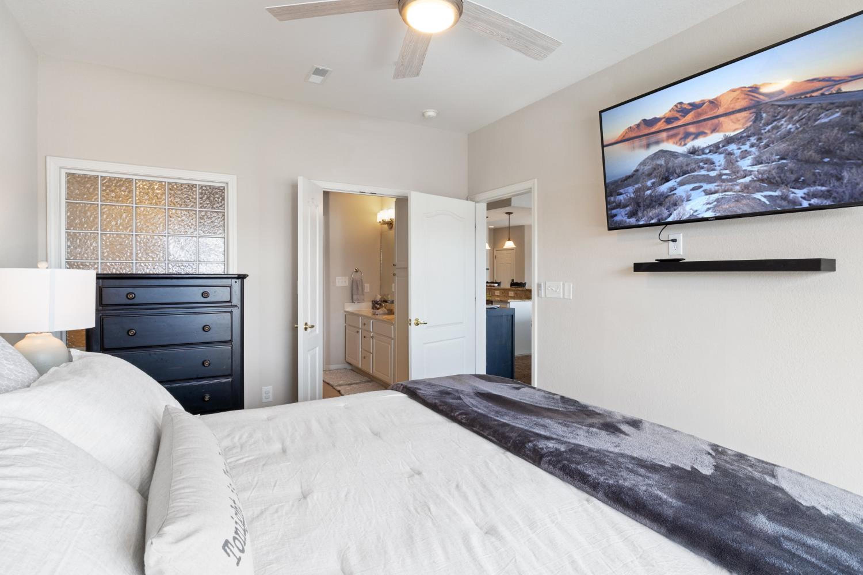 Serene Lake View and Easy Access to Local Delights