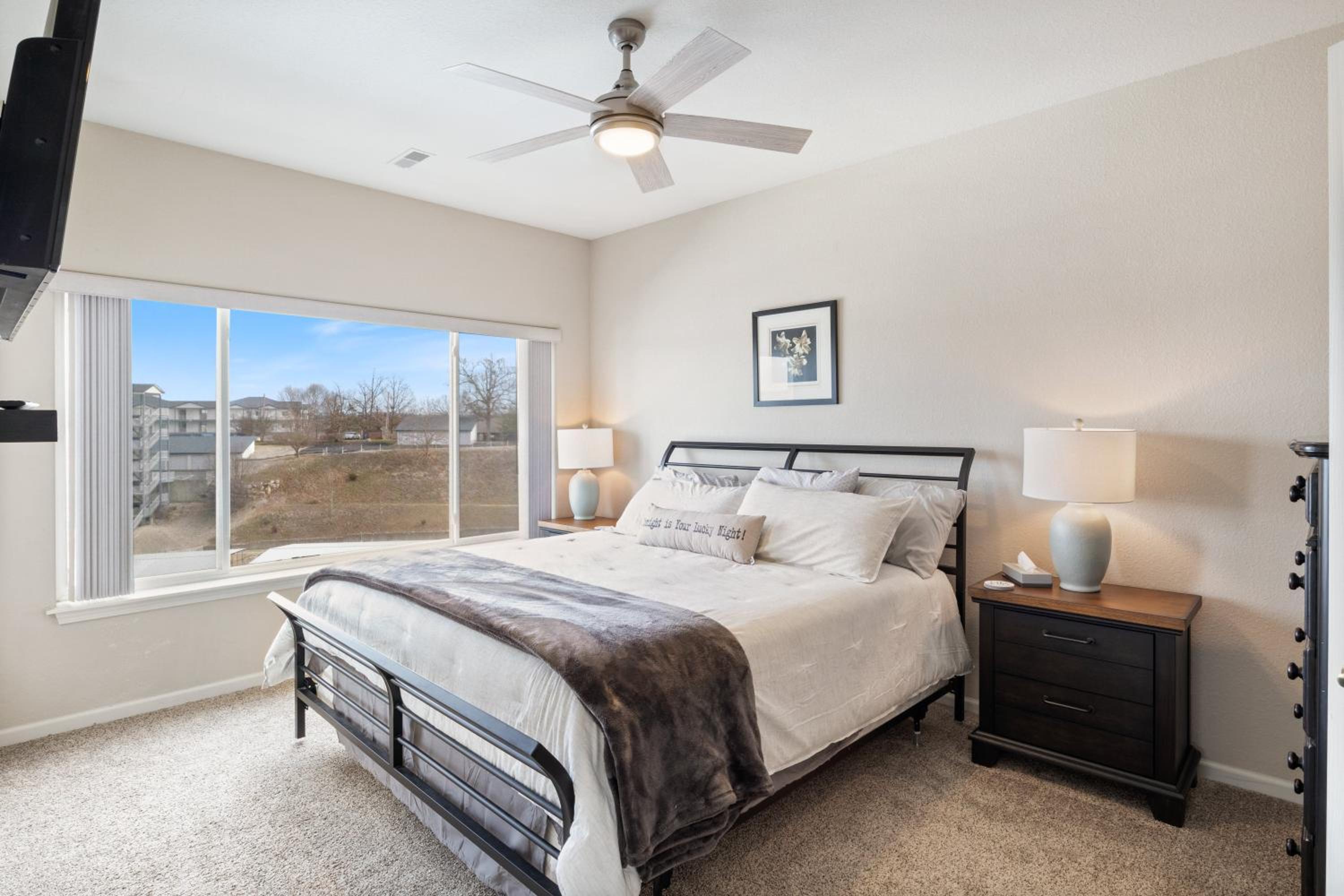 Serene Lake View and Easy Access to Local Delights