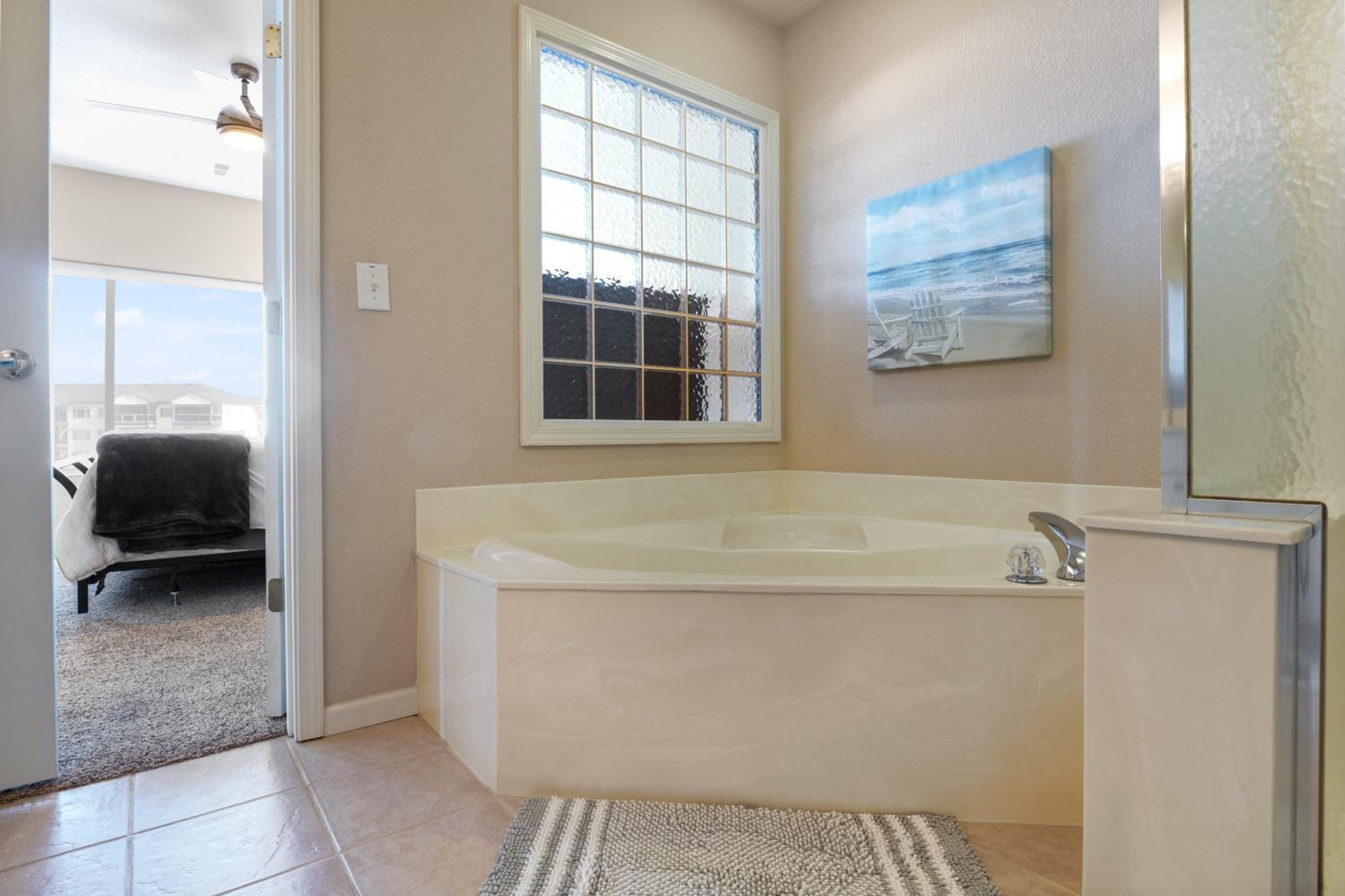 Serene Lake View and Easy Access to Local Delights