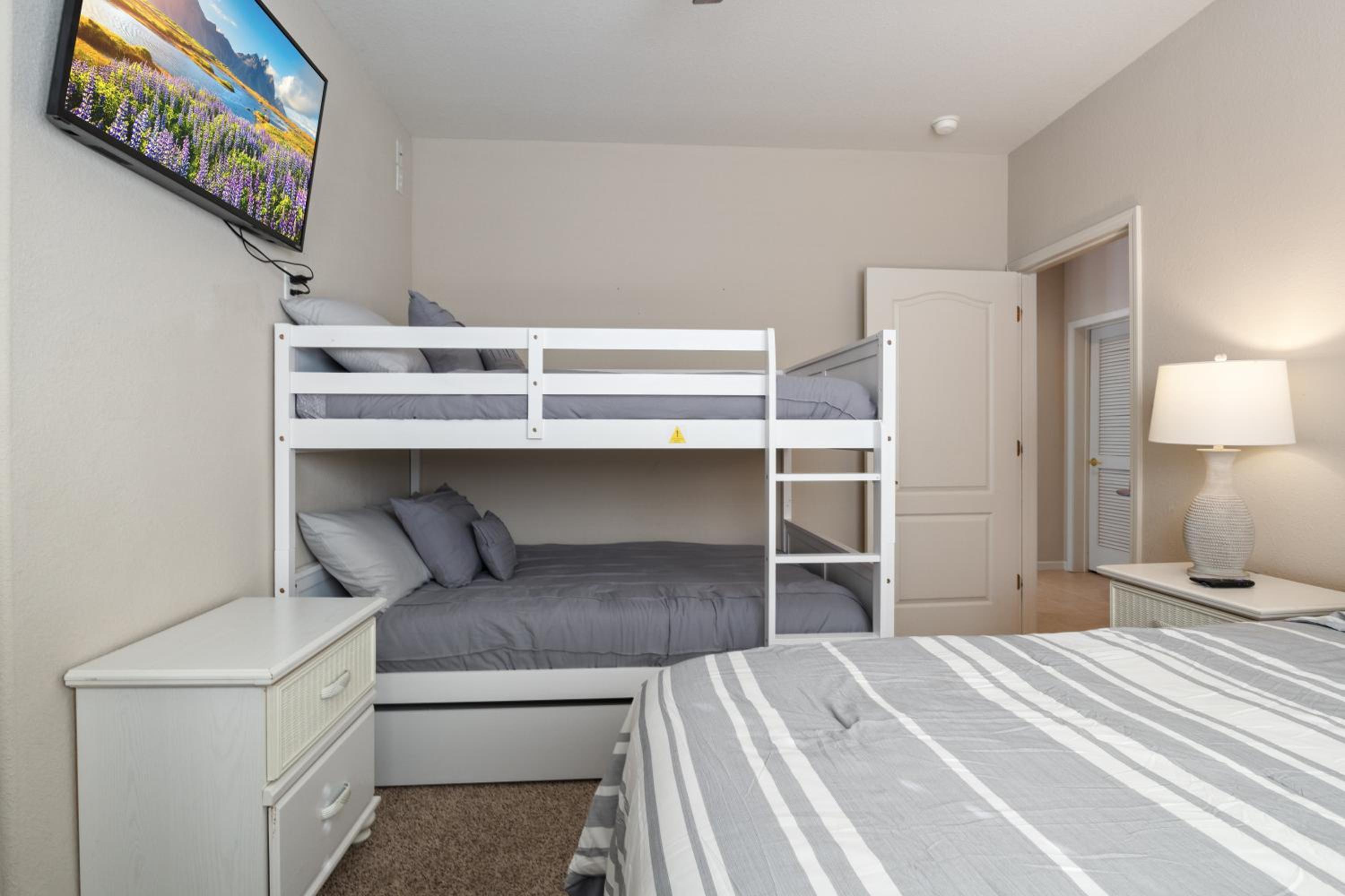 Serene Lake View and Easy Access to Local Delights