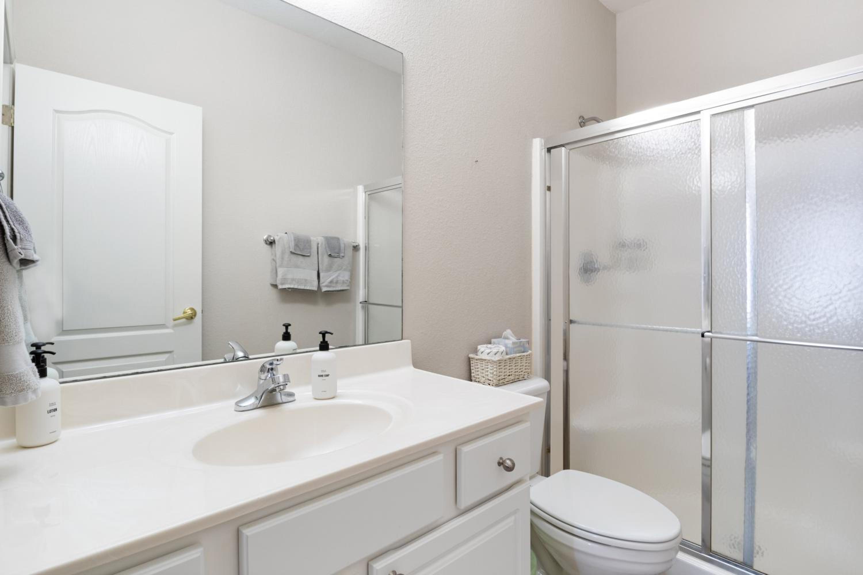 Serene Lake View and Easy Access to Local Delights