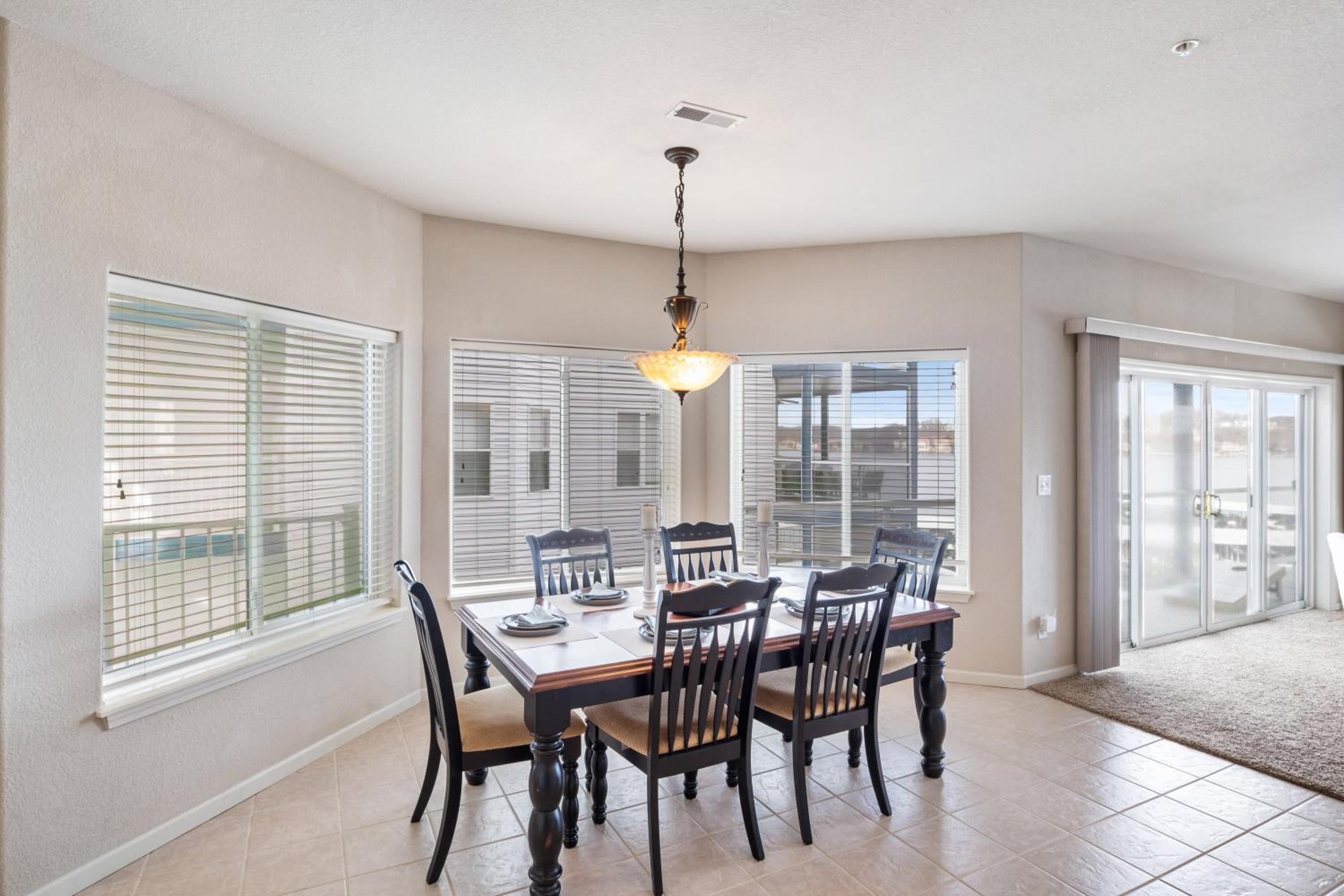 Serene Lake View and Easy Access to Local Delights