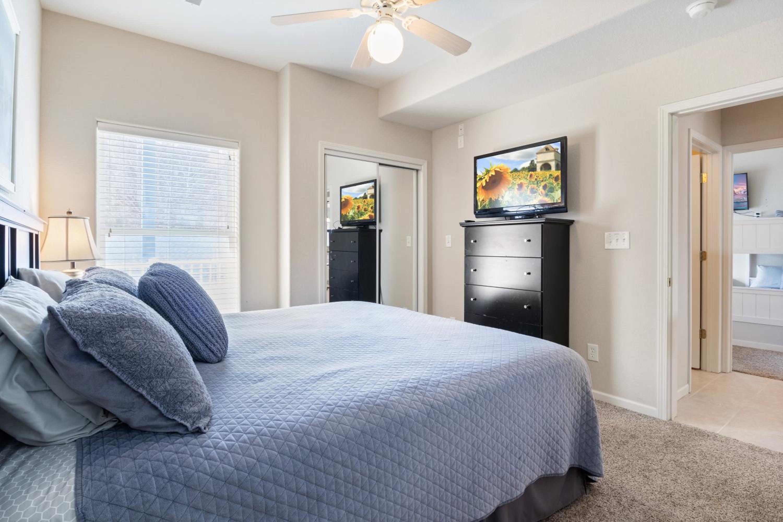 Serene Lake View and Easy Access to Local Delights
