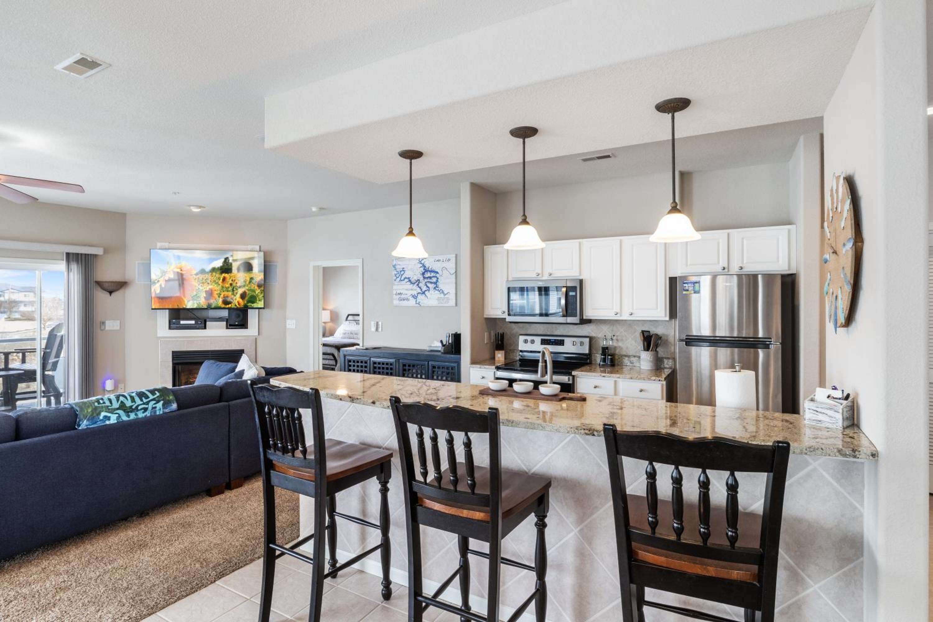 Serene Lake View and Easy Access to Local Delights