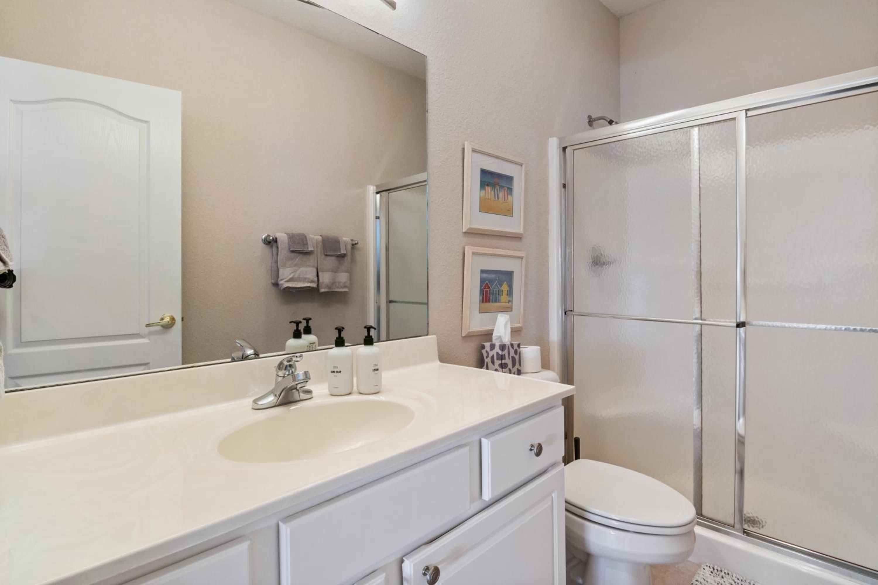 Serene Lake View and Easy Access to Local Delights