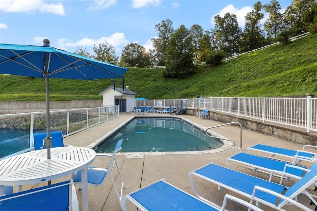 Serene Lake View and Easy Access to Local Delights