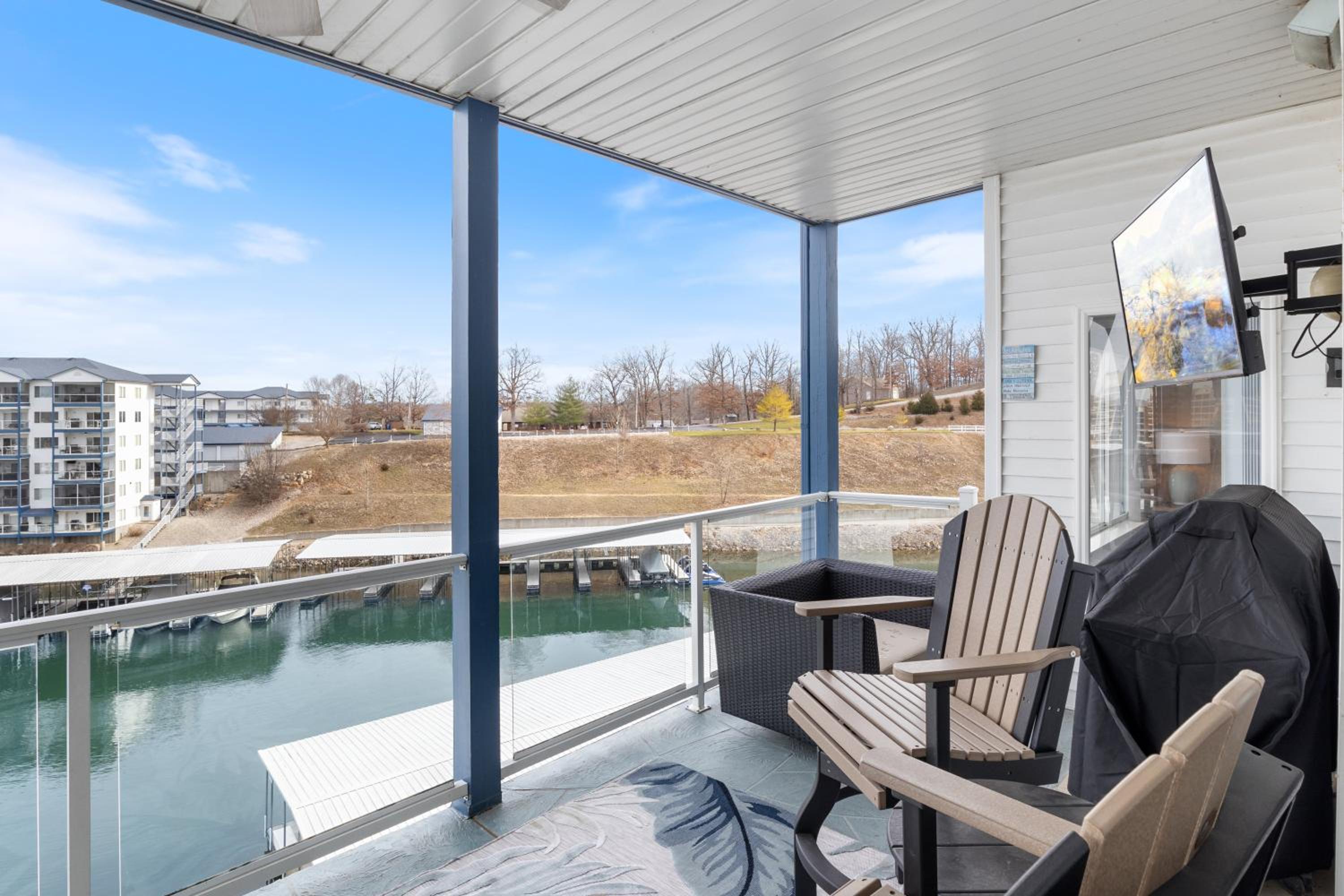 Serene Lake View and Easy Access to Local Delights