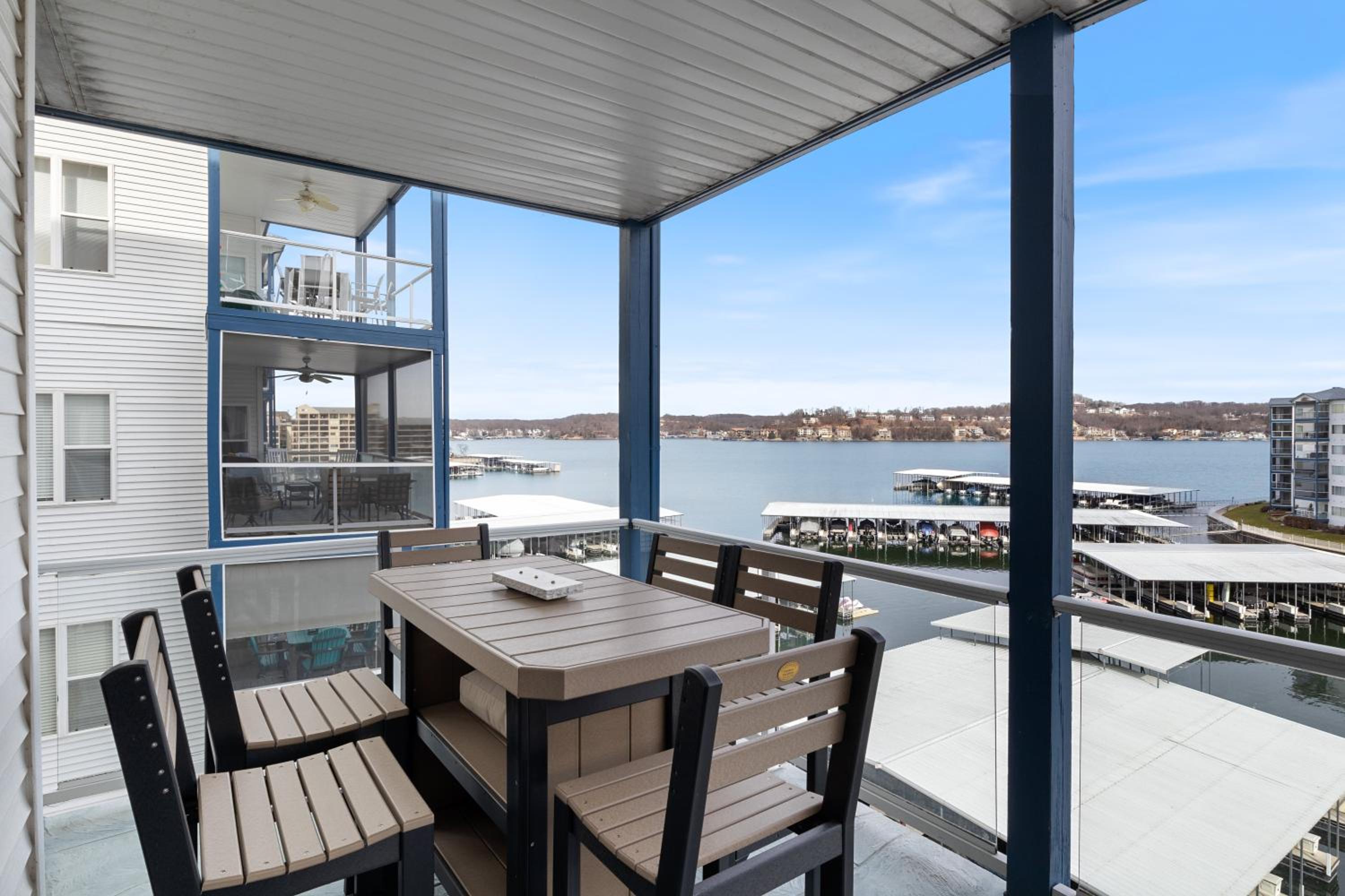 Serene Lake View and Easy Access to Local Delights