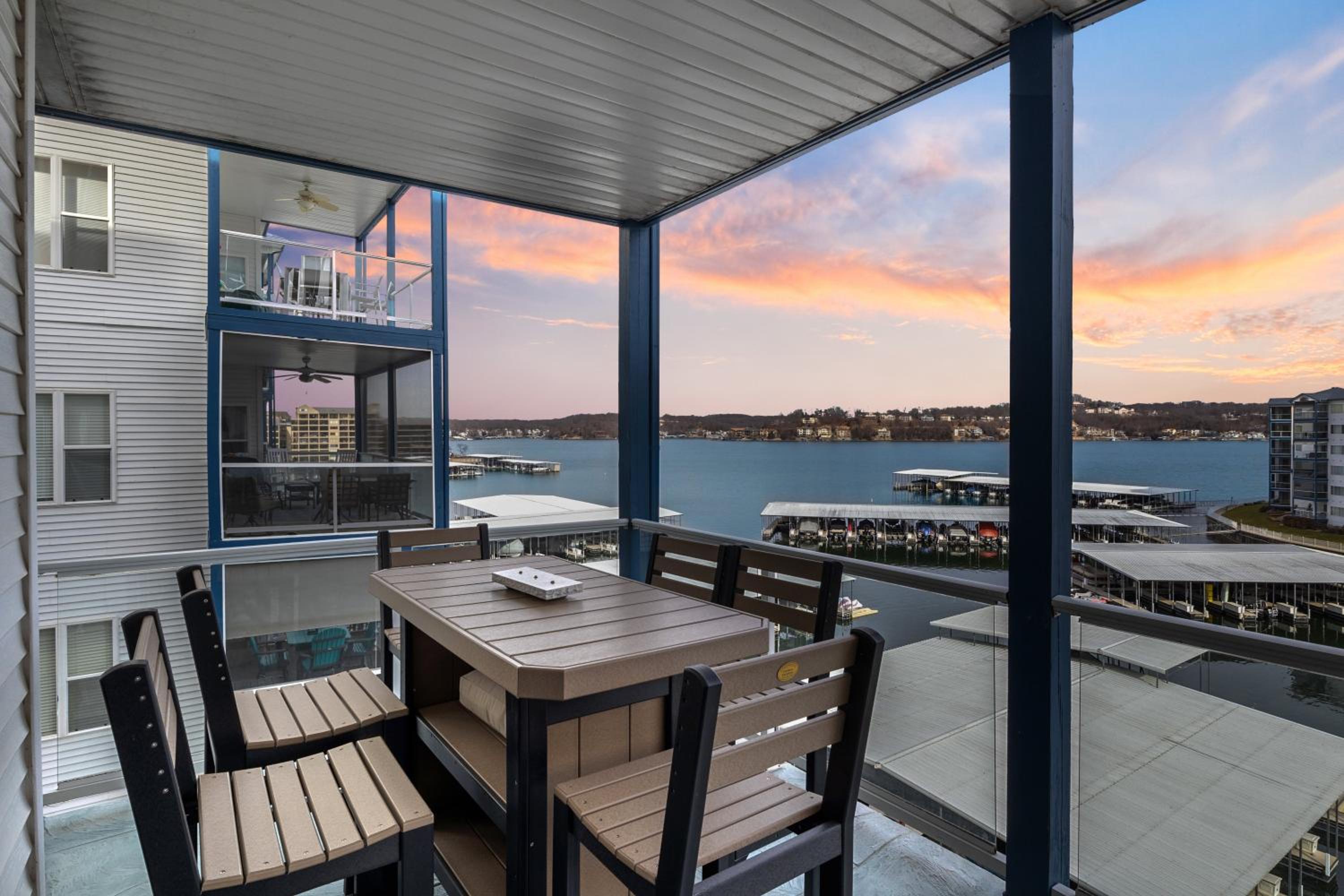 Serene Lake View and Easy Access to Local Delights