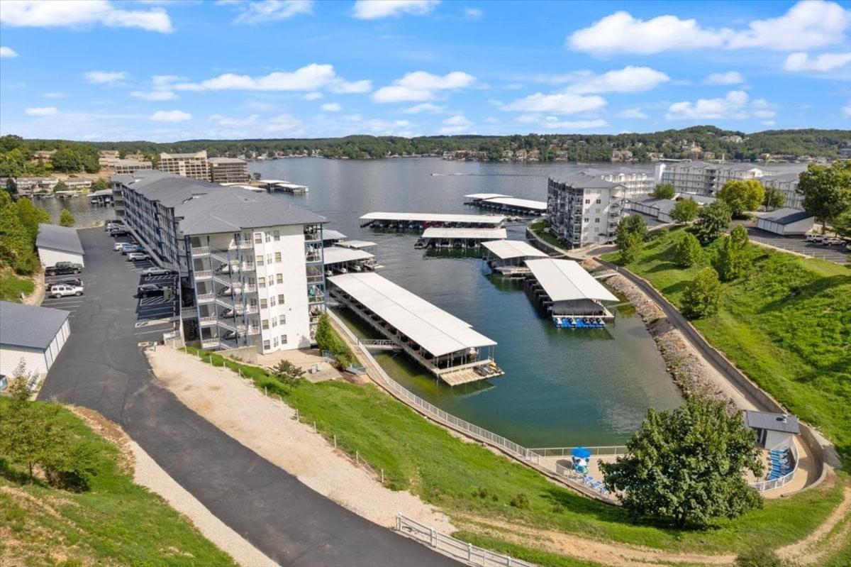 Serene Lake View and Easy Access to Local Delights