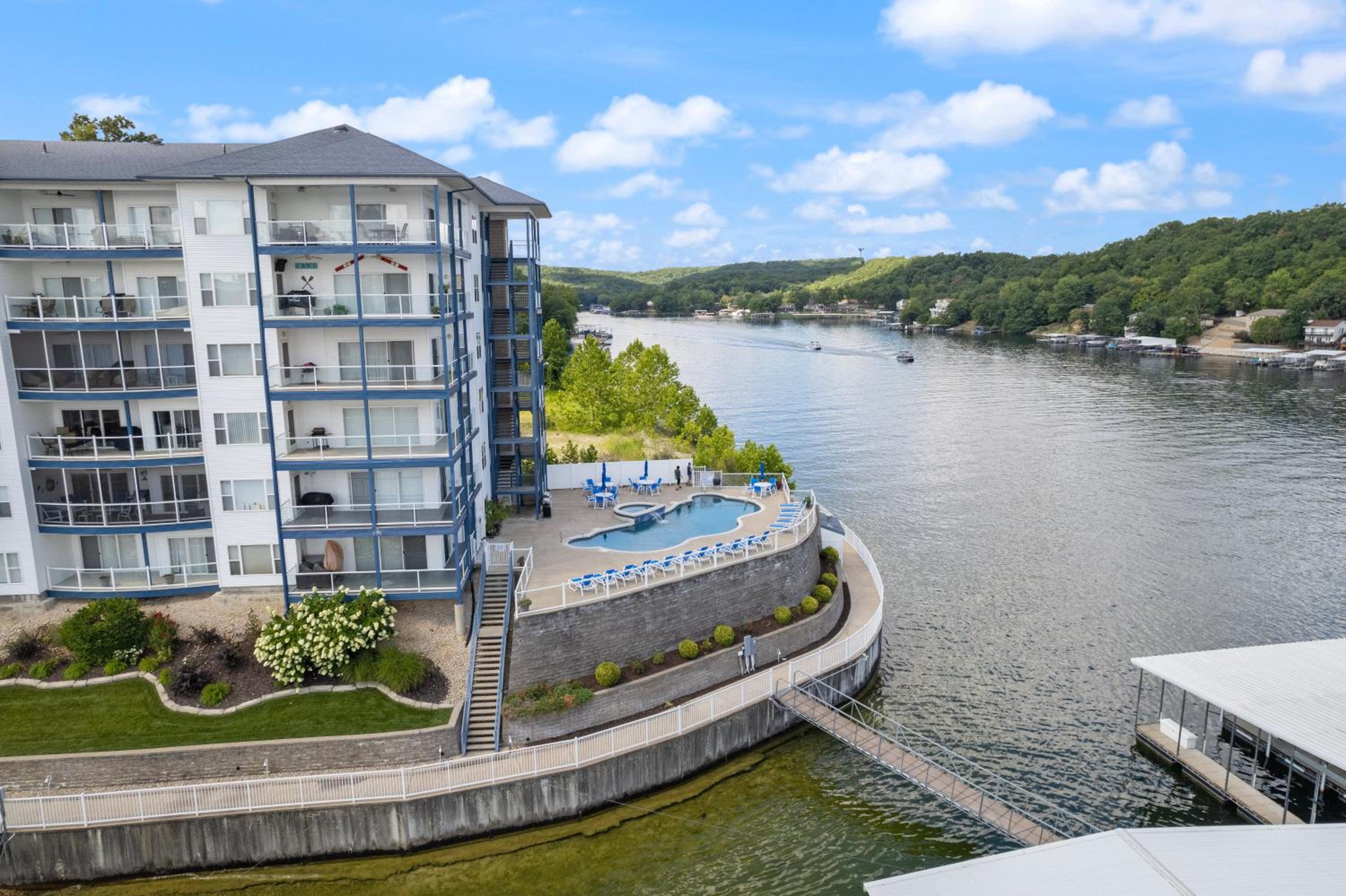 Serene Lake View and Easy Access to Local Delights