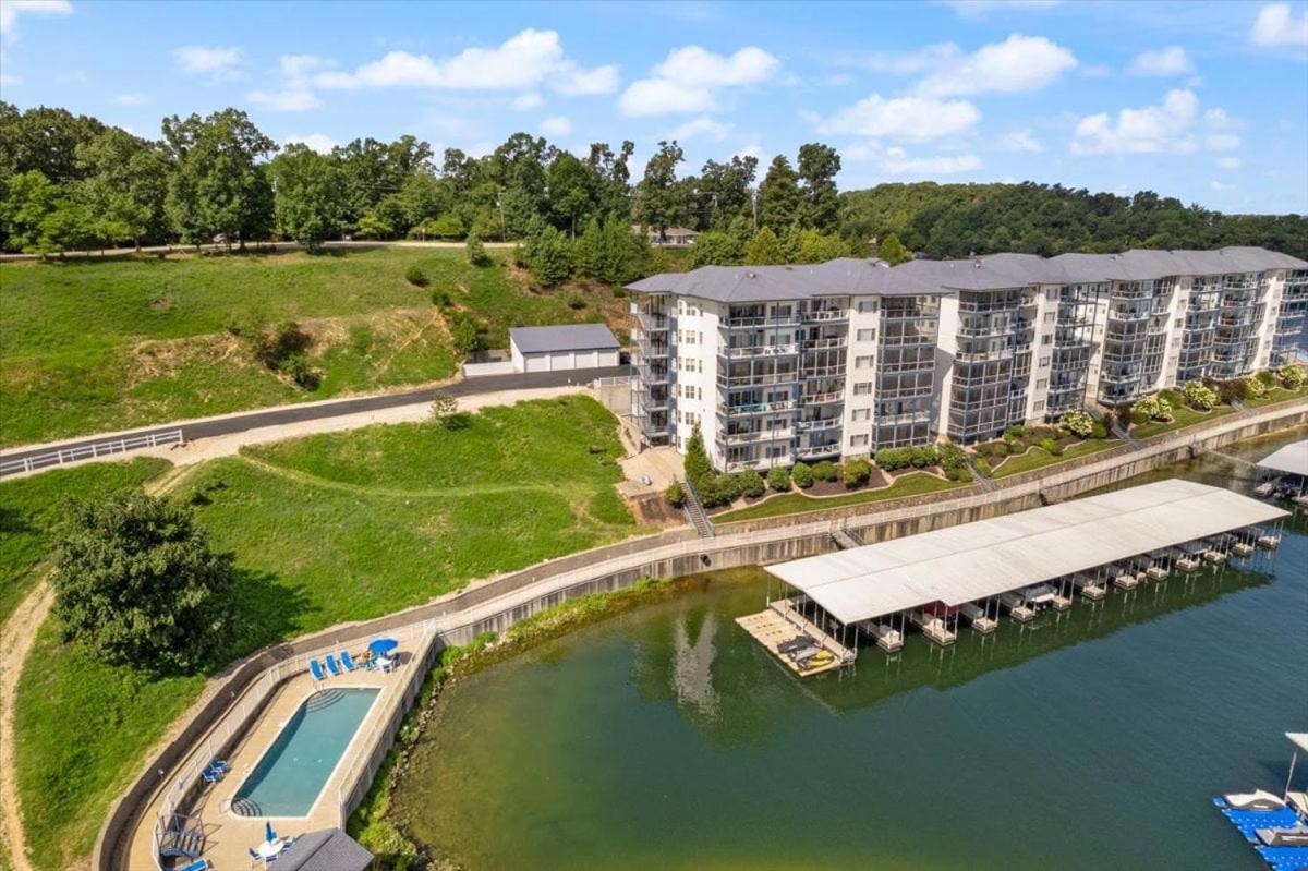 Serene Lake View and Easy Access to Local Delights
